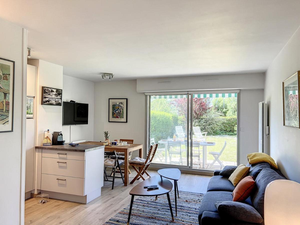 Zellie - Yourhosthelper Deauville